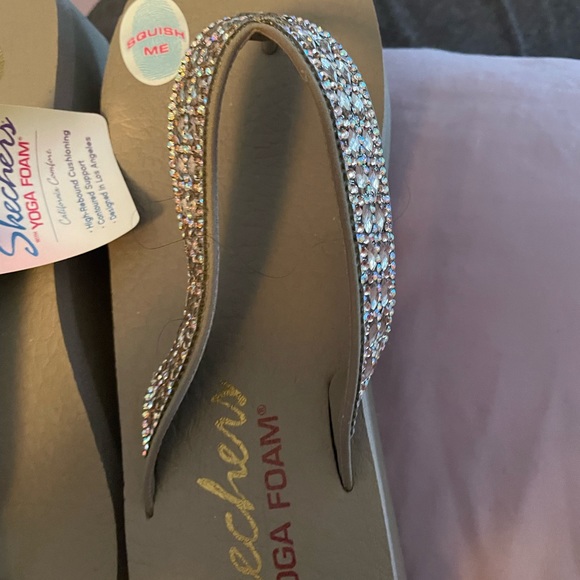 brand new sketchers flip flops ! Pictures don’t do them justice! Really pretty! - Picture 3 of 9